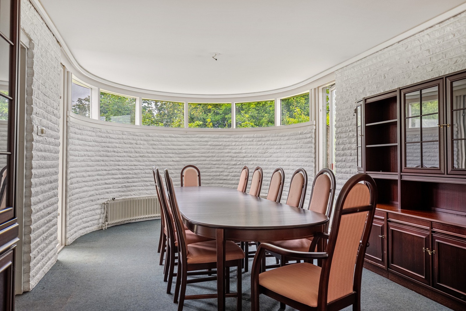 Staselig spisestue hvor man kan servere gjestene i fred for innsyn med svingdør rett inn til kjøkkenet