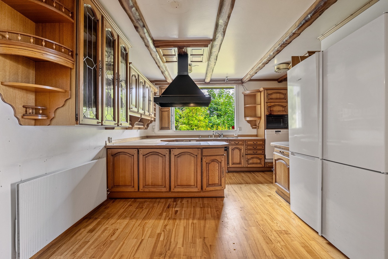 Stort vindu med utsyn til hagen.