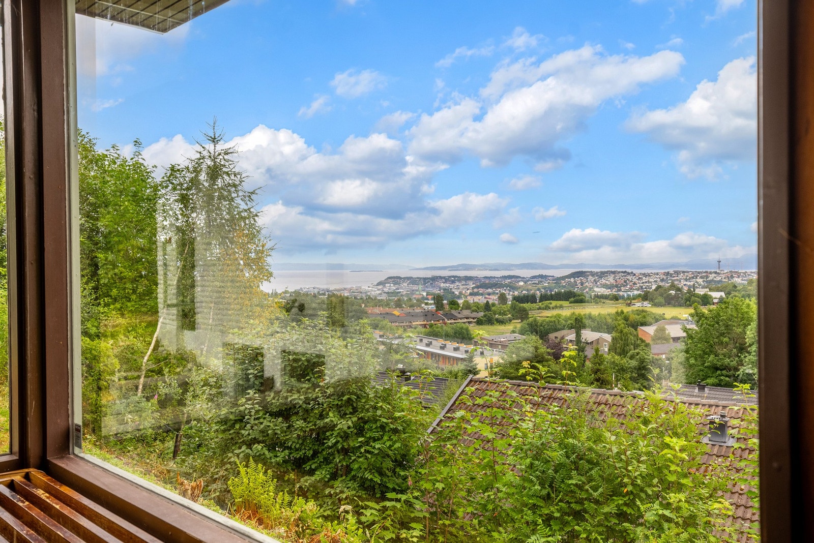 Boligen er et arkitekttegnet atriumhus der det er lagt stor vekt på praktiske løsninger samt lysinnslipp med bruk av store vindusflater med utsikt over byen fra flere bruksrom
