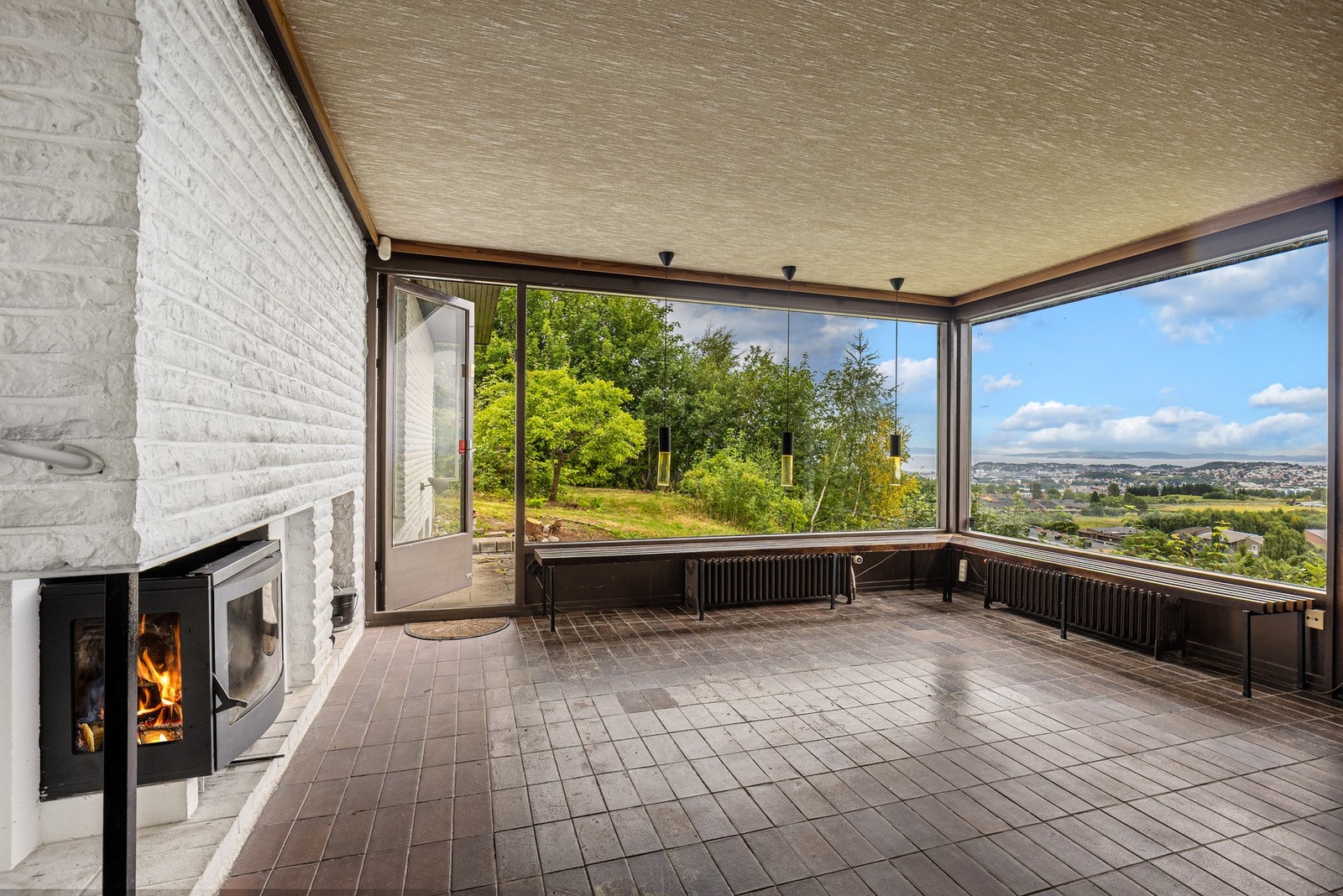 Få eiendommer kan skilte med såpass skjermet plassering, samtidig har man vid utsikt over store deler av byen