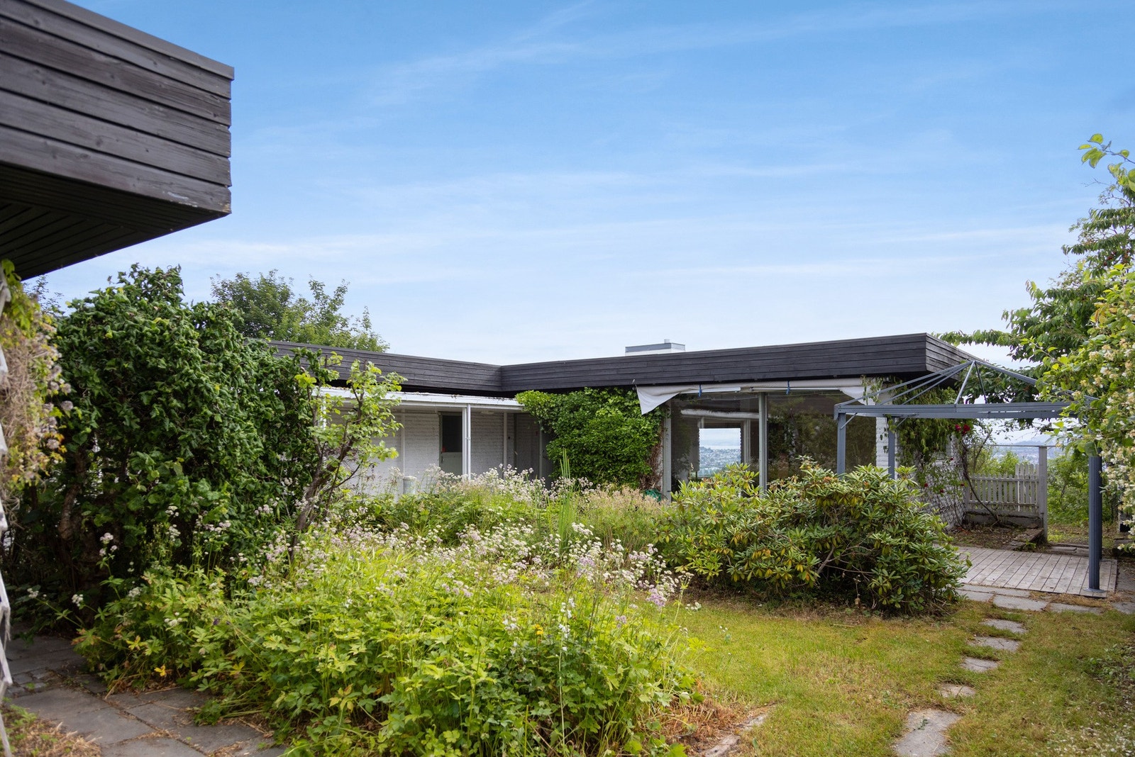 Inngjerdet atrium med trygg tumleplass for barn, barnebarn eller familiehunden