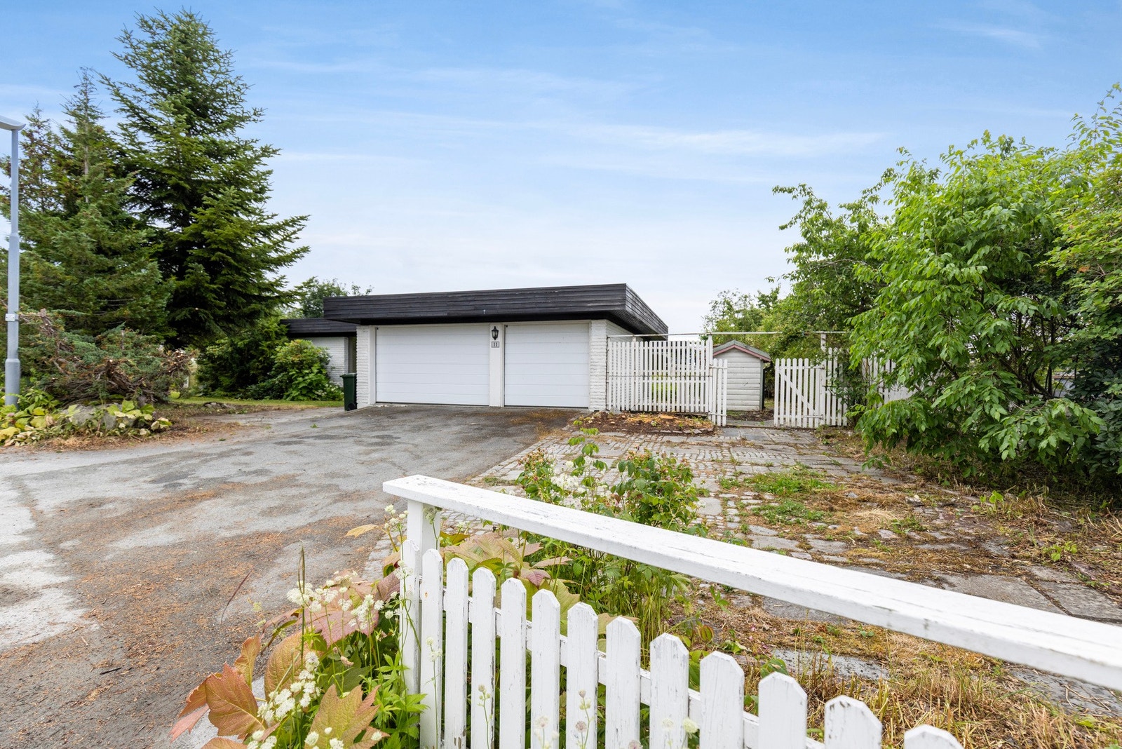 I tillegg til garasje har man rikelig med parkeringsplasser på egen tomt.