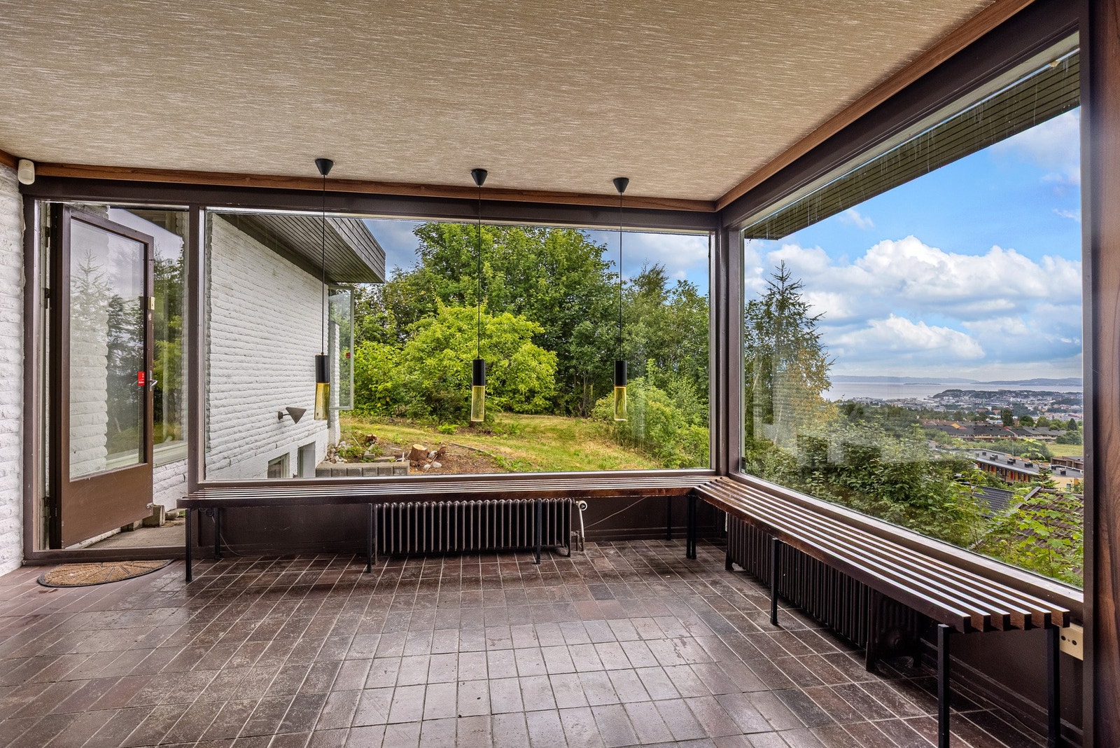 Finstua med vid utsikt over store deler av byen.