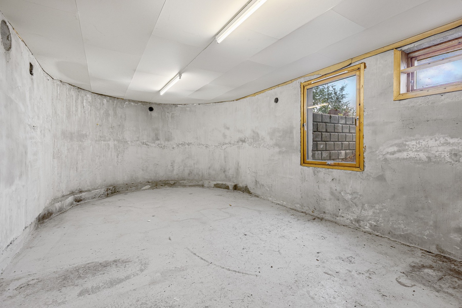 Kjeller er blant annet innredet med kjellerstue, badstu samt flere store bodrom