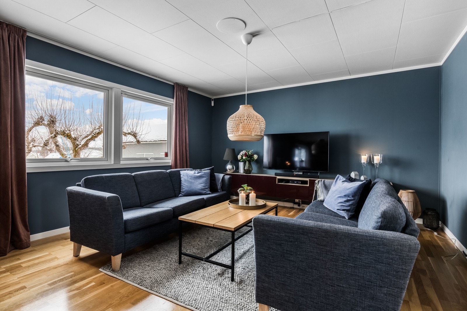 Lys og luftig stue med store vinduer som gir godt med naturlig lysinnslipp. Galleribilde