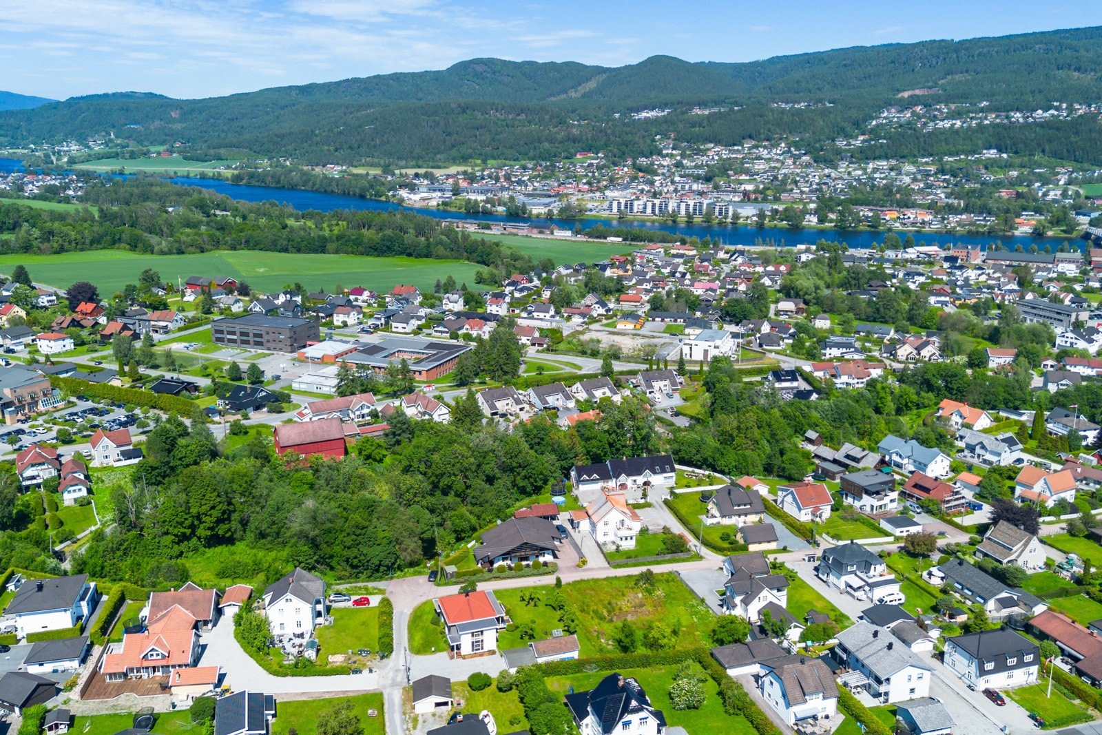 Det er kort vei til skole, togstasjon, buss, butikker og mer! Galleribilde