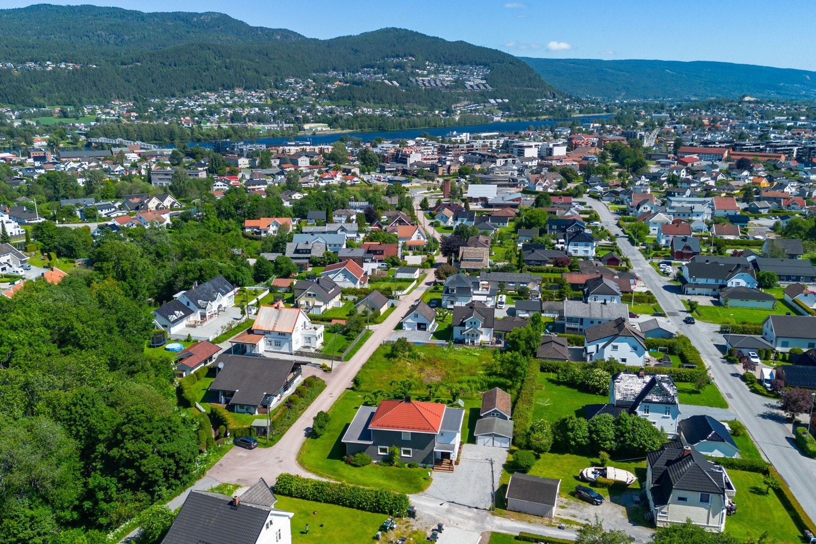 Eneboligen ligger fint til i enden av en blindvei med stor hage. Galleribilde