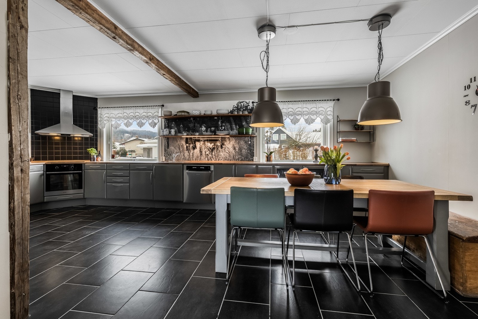 Her er det svært godt med skapplass og arbeidsflater på benkeplaten. Galleribilde