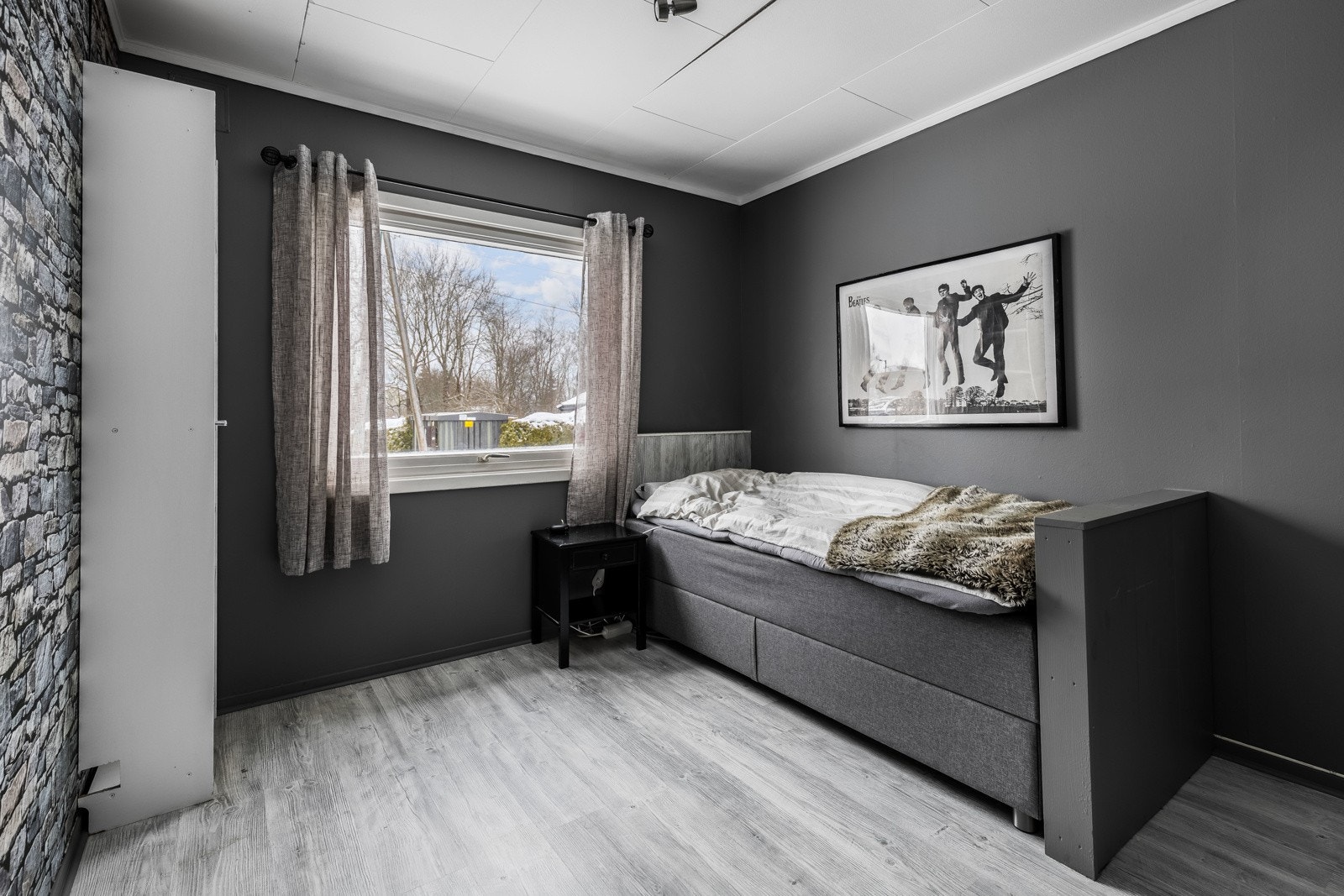 Hovedetasjens andre soverom har god plass til seng og tilhørende møblement. Galleribilde