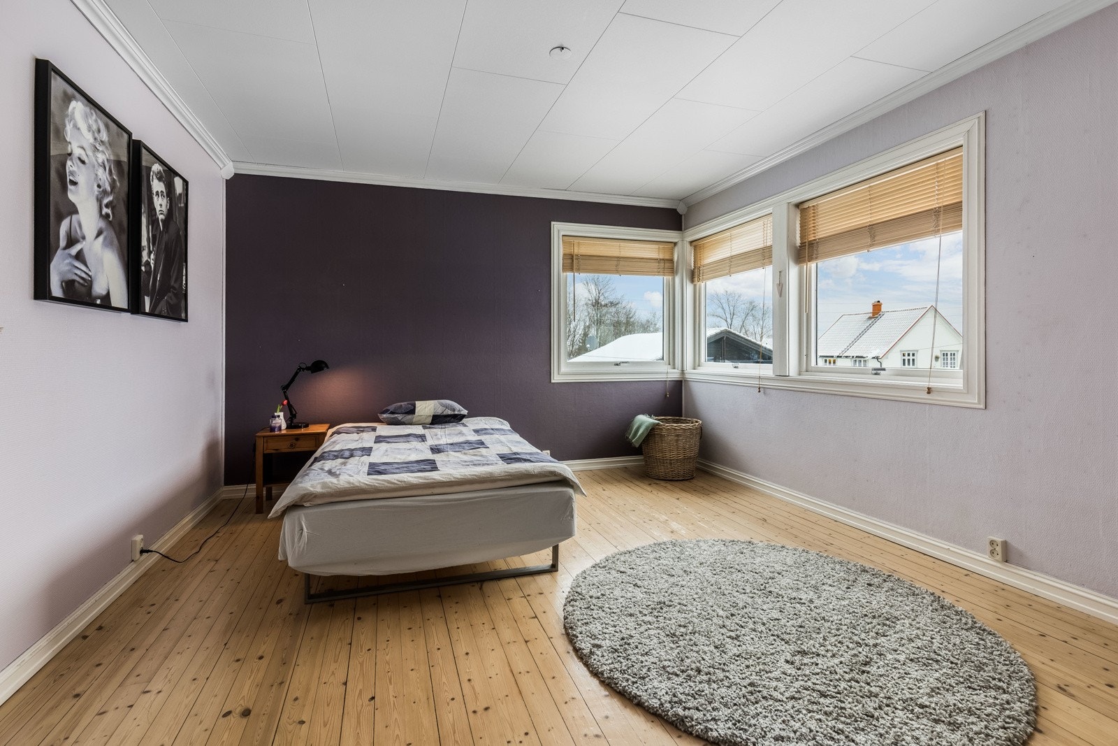 Etasjens andre soverom er også av en god størrelse med plass til seng og tilhørende møblement. Galleribilde