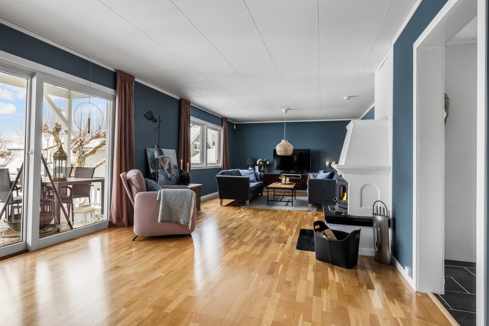 Fra stuen er det adkomst til terrasse og hage. Galleribilde