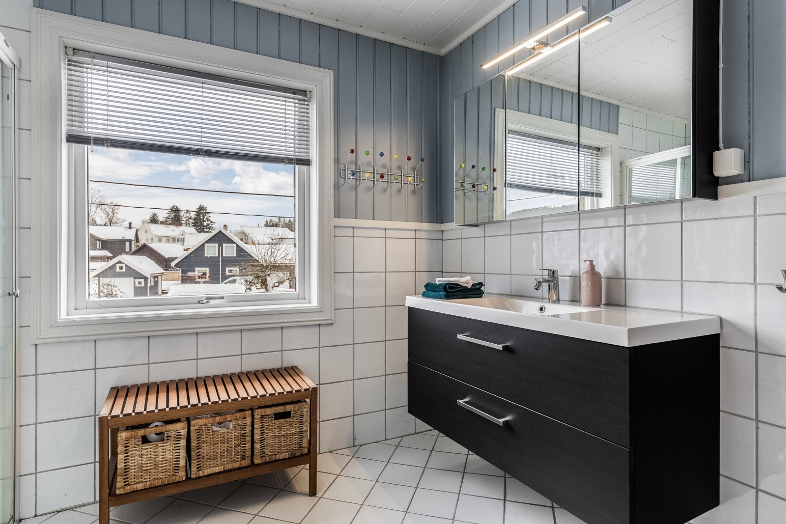 Baderomsinnredning med oppbevaringsplass i skuffeseksjon. Galleribilde