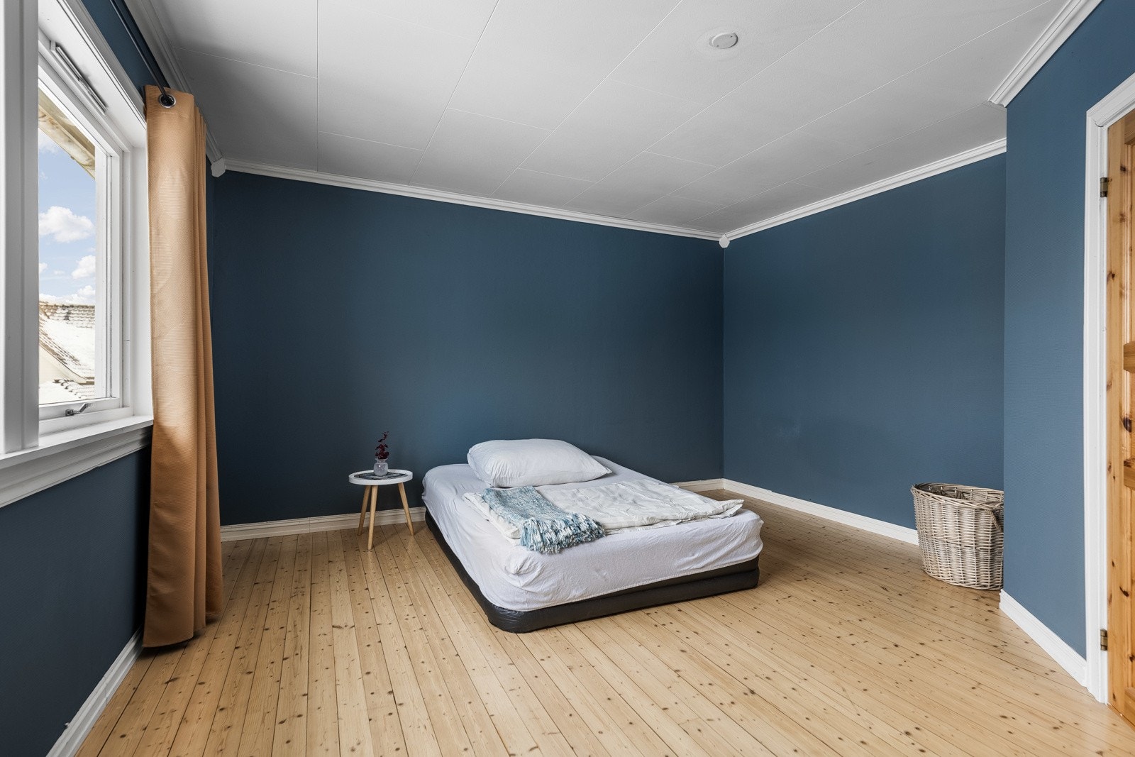 I andre etasje er det tre romslige soverom. Dette rommet har god plass til dobbeltseng, nattbord og tilhørende møblement. Galleribilde