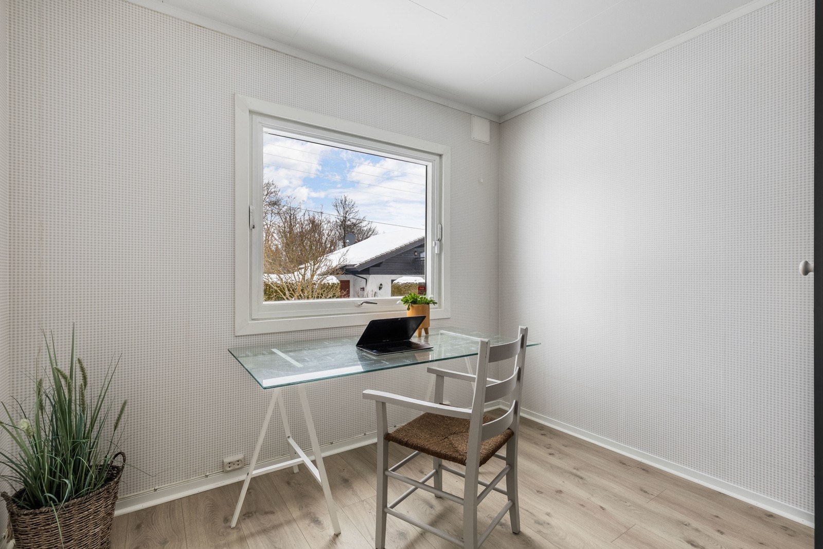 I hovedetasjen er det totalt 2 soverom, her er et av de som fint kan brukes osm eksempelvis hjemmekontor. Galleribilde