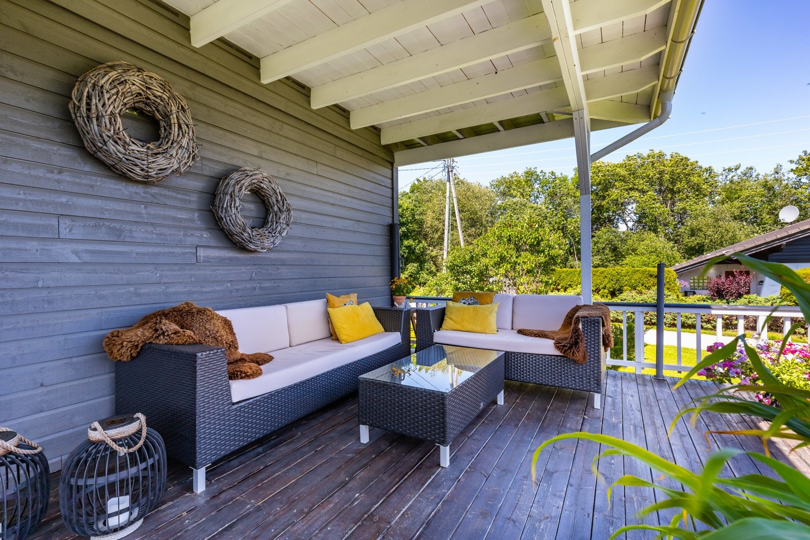 Delvis overbygget terrasse med god plass til ønsket utemøblement. Galleribilde