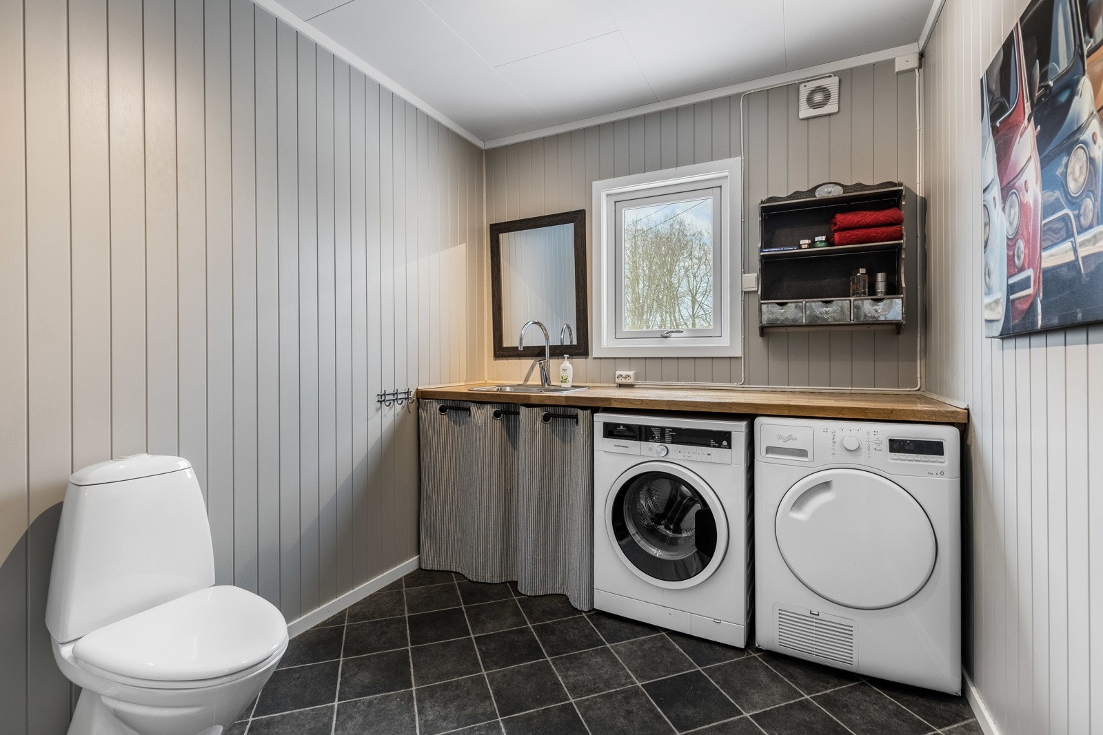 Rom med plass til vaskemaskin og tørketrommel, samt utslagsvask. Galleribilde