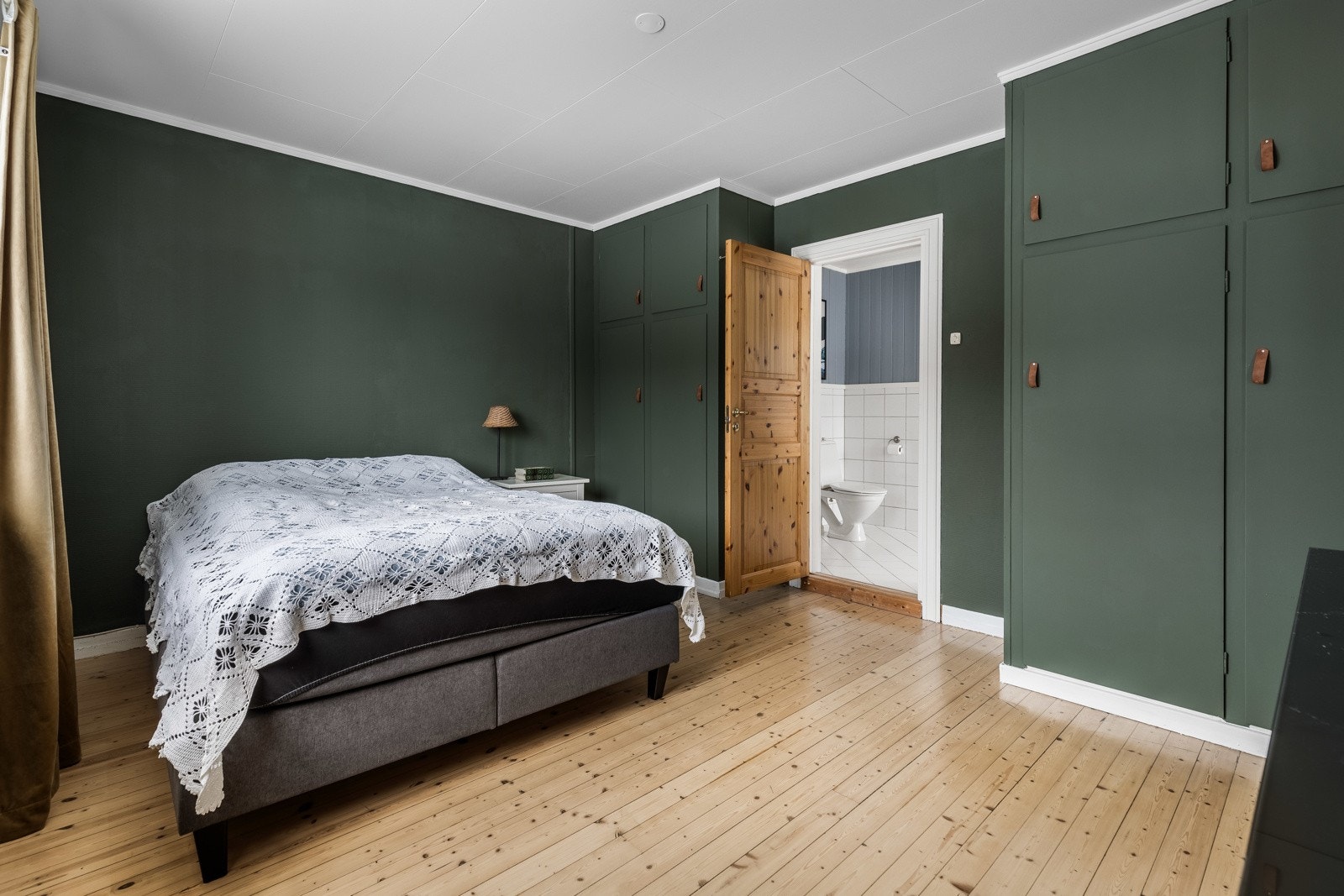 Det siste soverommet er av en fin størrelse og har direkte adkomst til badet. Galleribilde