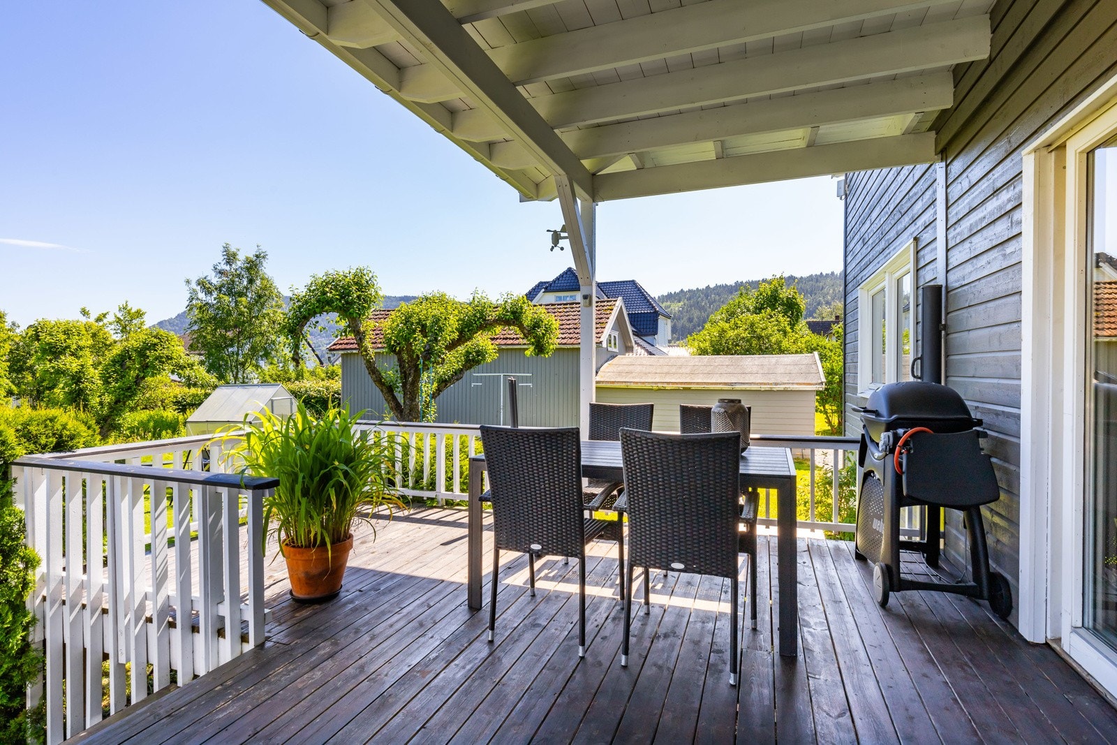På terrassen er det god plass til blant annet spisebord og grill. Galleribilde