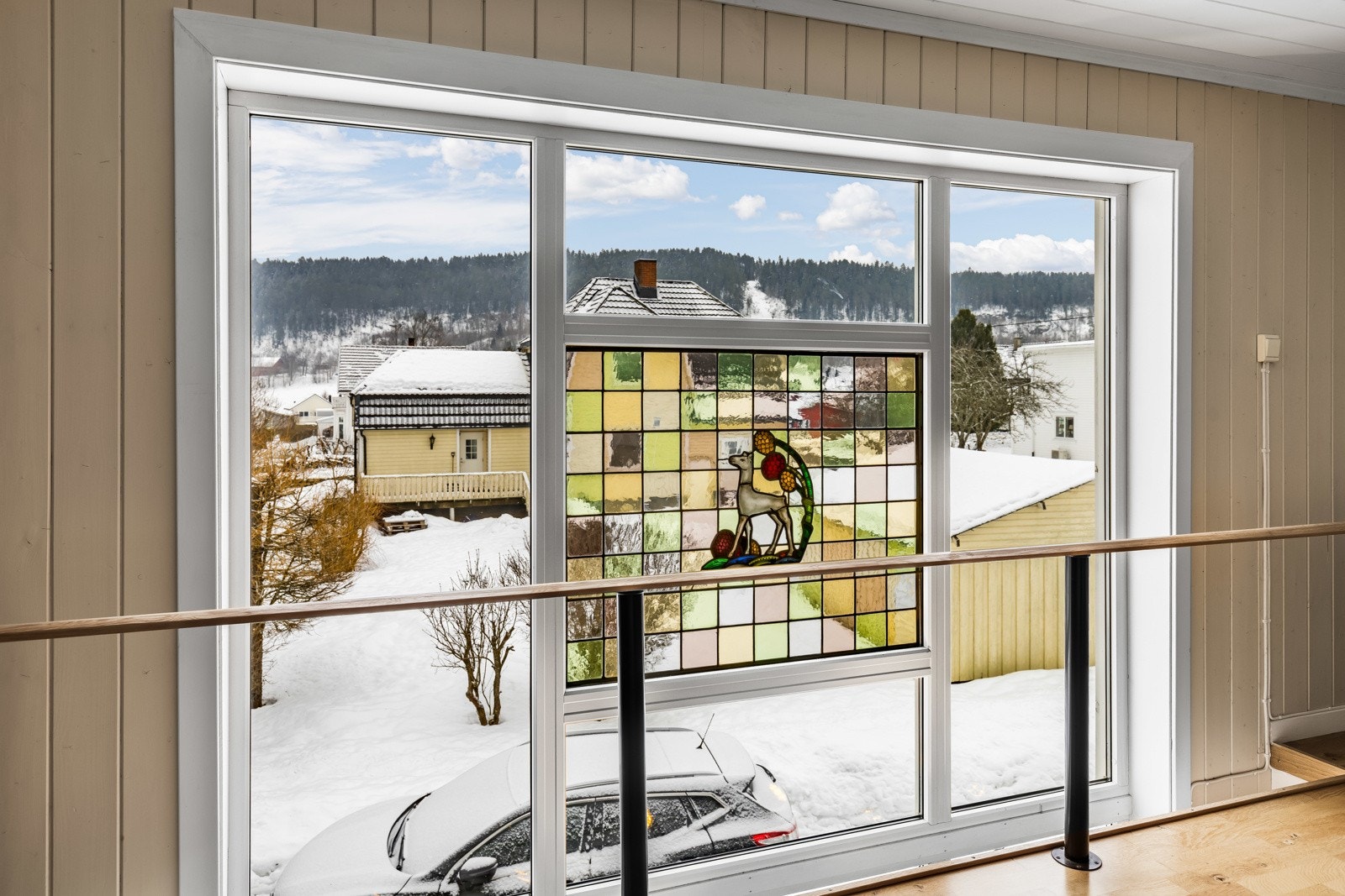 Store vindusflater som gir rikelig med naturlig lysinnslipp. Galleribilde