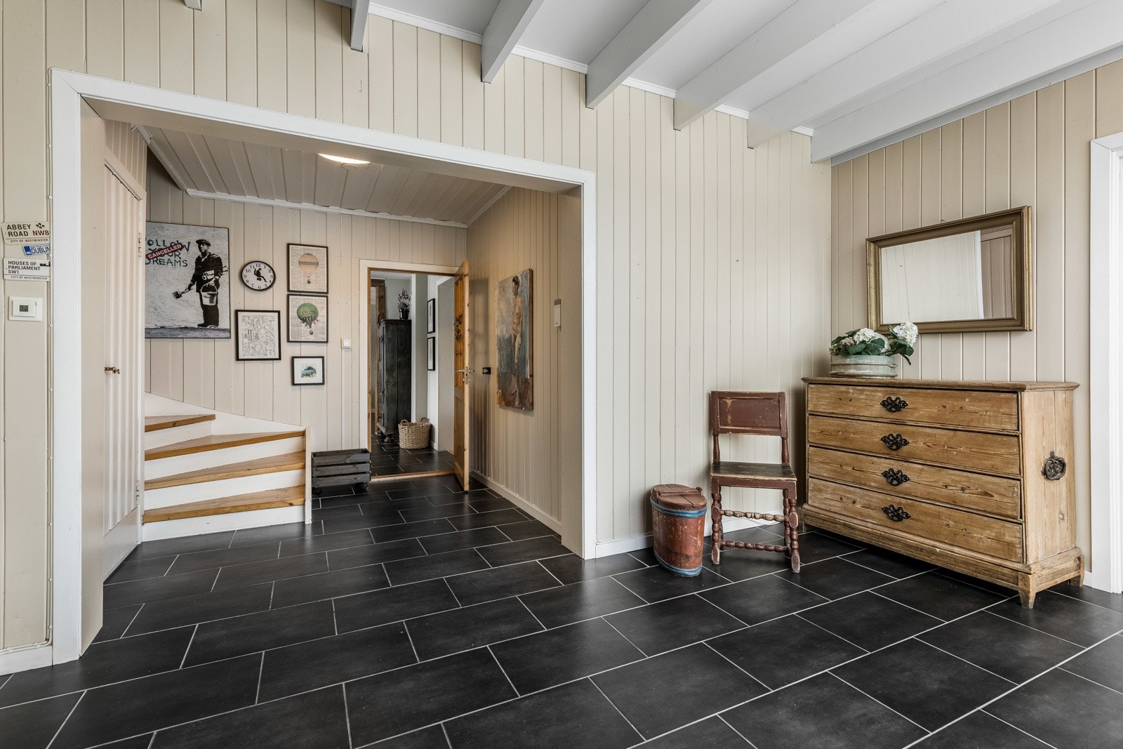 Fra entréen er det trapp opp til boligens andre etasje. Galleribilde