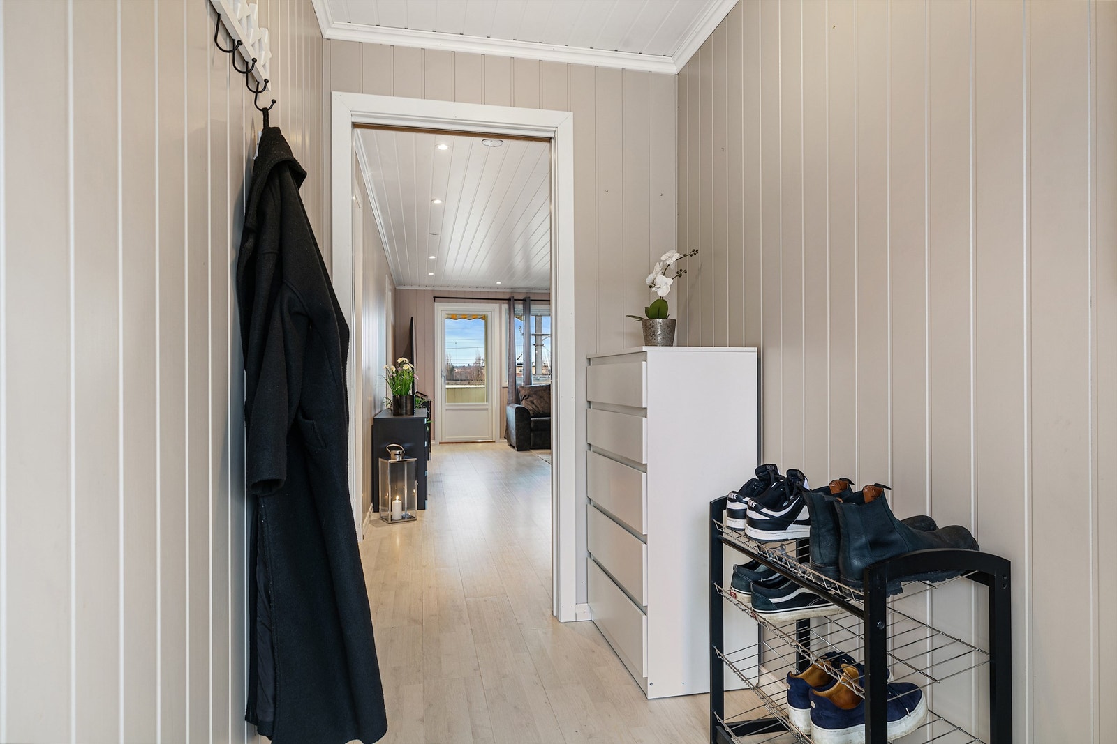 Videre fra gangen kommer man inn i en romslig gjennomgående stue. Galleribilde