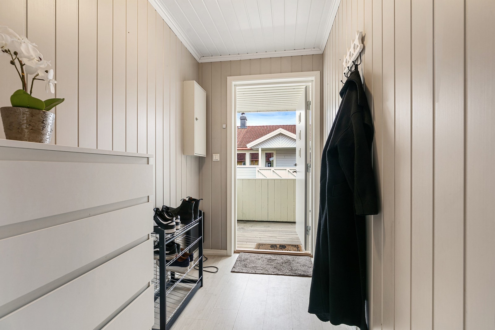 Velkommen inn, romslig gang med gode muligheter for å henge av seg yttertøy. Galleribilde