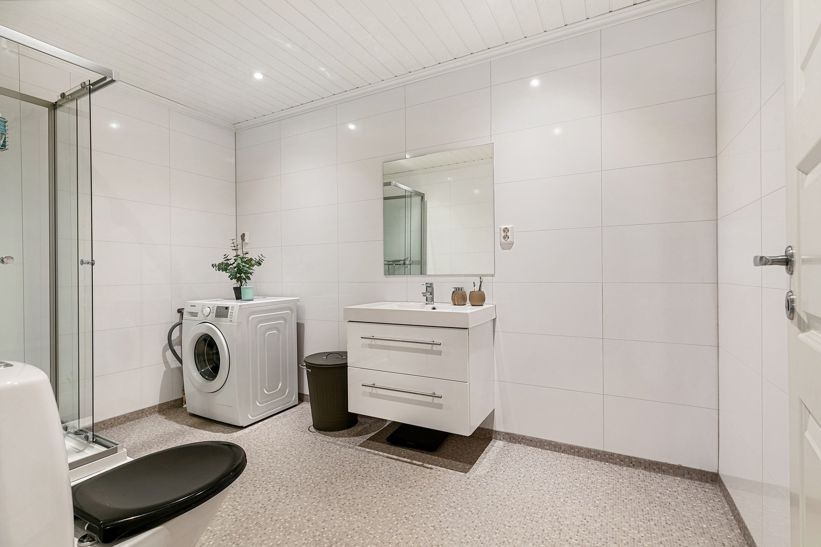 Bad med wc, opplegg vaskemaskin og ett nytt dusjkabinett. Galleribilde