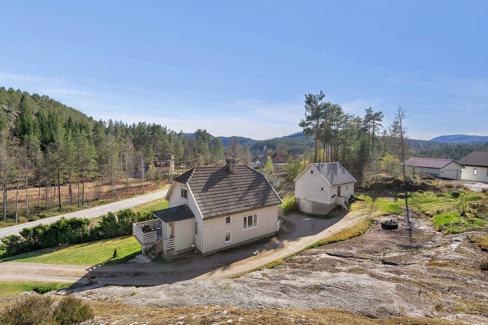 Fint uteområdet og plass til parkering Galleribilde