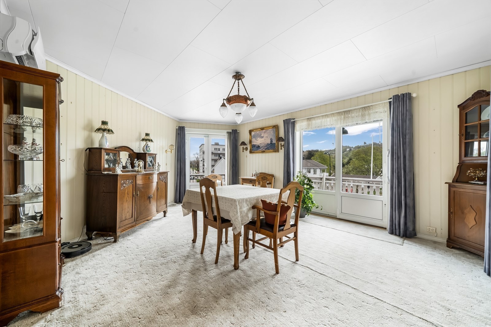 Spisestuedel i tilknytning til kjøkkenet. 2 dører ut til veranda. Galleribilde