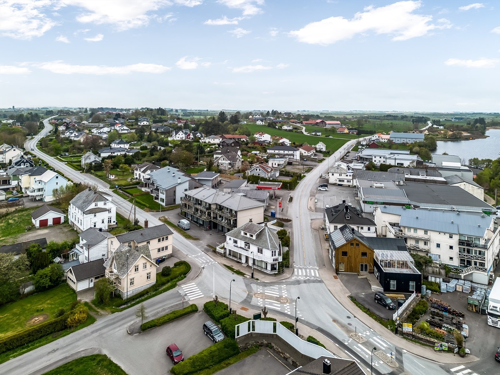 Eiendommen ligger meget sentralt til med kort avstand til andre butikker. Galleribilde