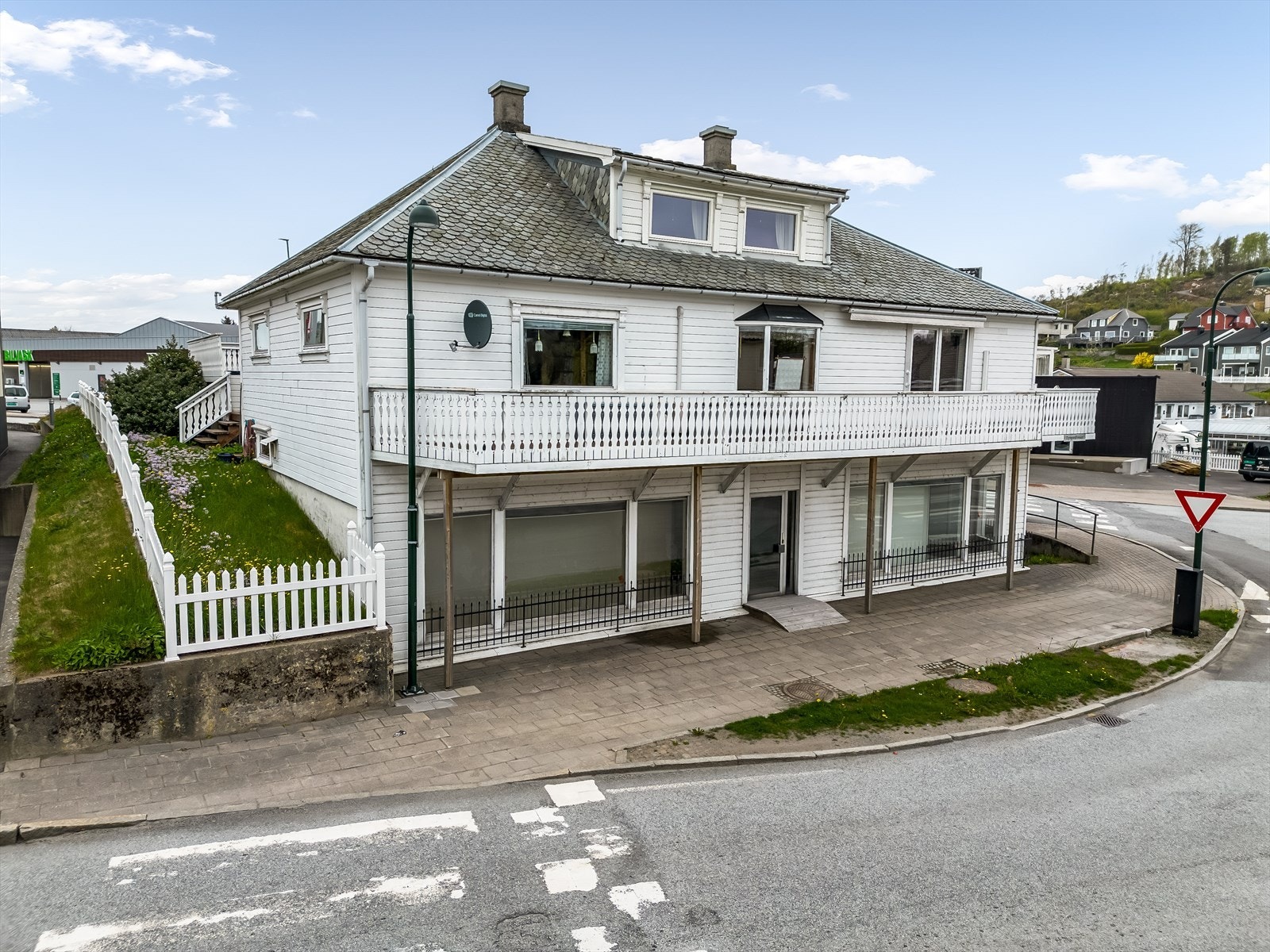 Kombinasjonslokale med god eksponering av butikklokalet og boligdel på toppen. Galleribilde