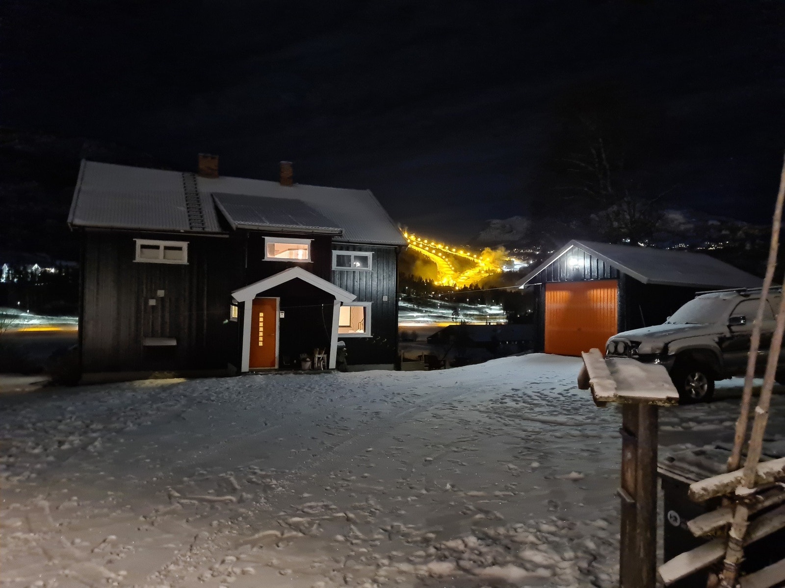 Vinterstid er Hemsedal Skisenter ca. 5 minutter unna med bil, og det går gratis skibuss kun 200 meter fra huset. Galleribilde