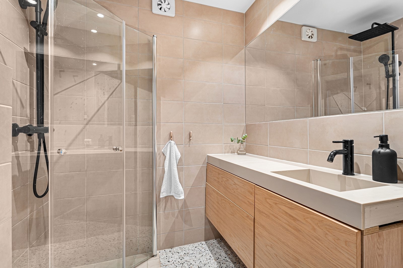 Delikat bad med servant, dusjhjørne og toalett Galleribilde