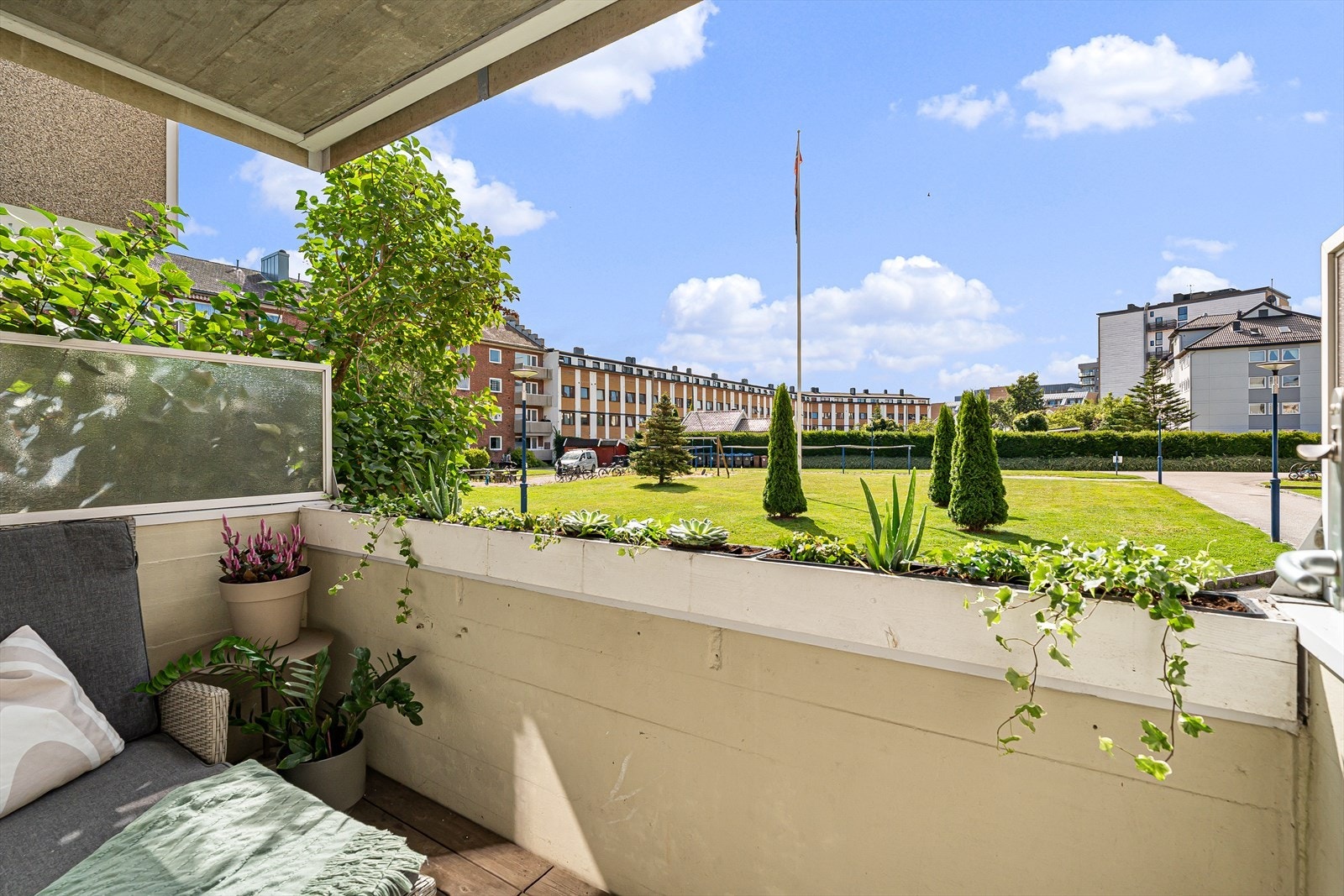 På balkongen er det gode solforhold med plass til utemøblement Galleribilde