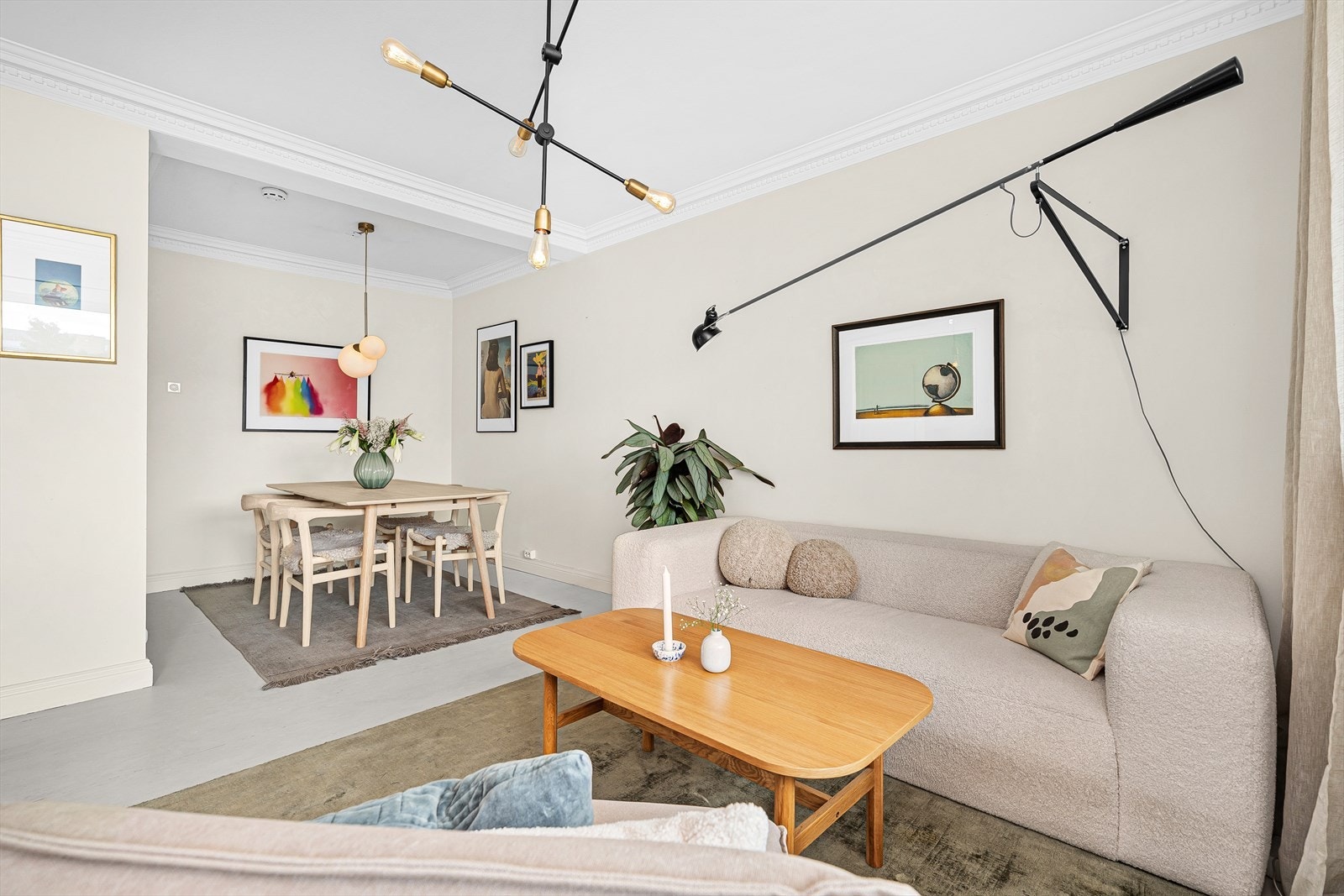 I stuen er det god plass til både sofa- og spisegruppe Galleribilde