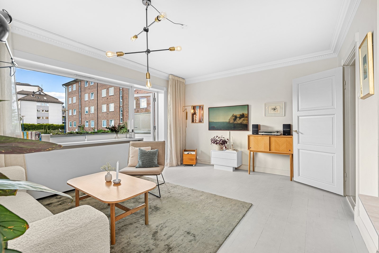 Leiligheten fremstår moderne med behagelig fargevalg Galleribilde