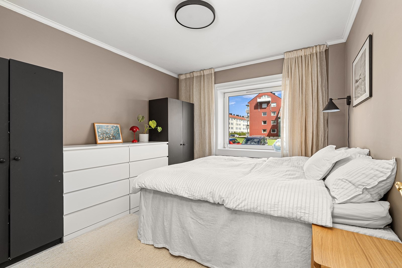 Meget romslig soverom med god plass til dobbelseng og garderobeløsning Galleribilde
