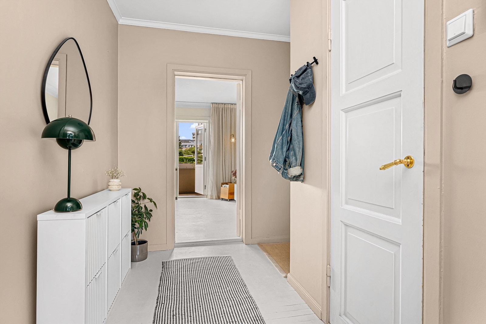 Gang med god plass til oppbevaring av ytterklær og sko Galleribilde