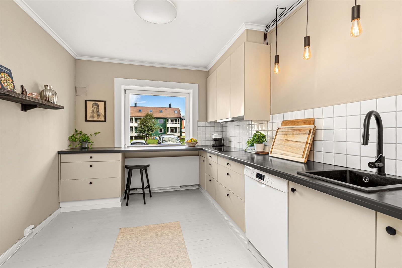 Flott kjøkken med god benk- og skapplass Galleribilde