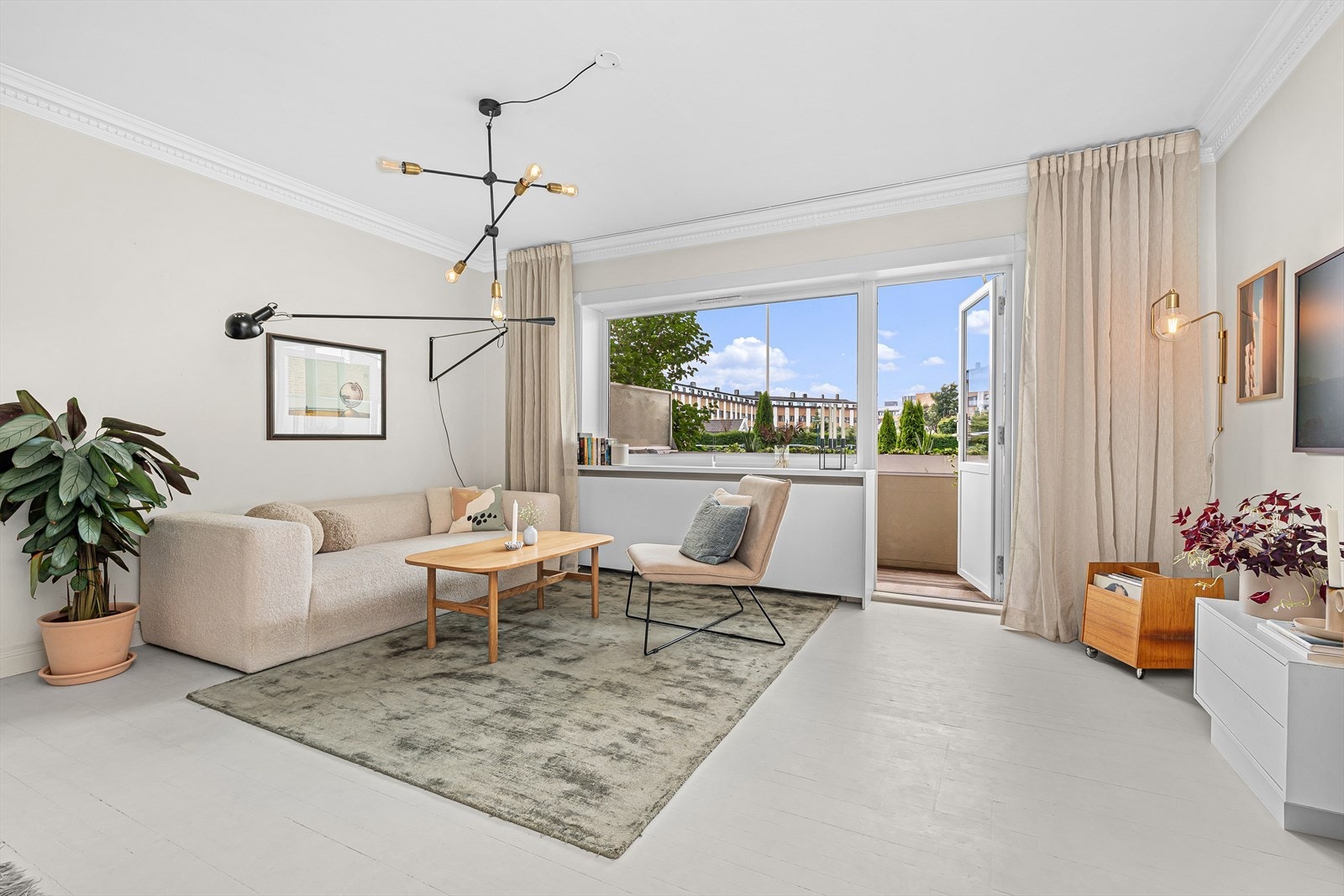 Åpen og luftig stue med store vindusflater som slipper inn rikelig med naturlig lys Galleribilde