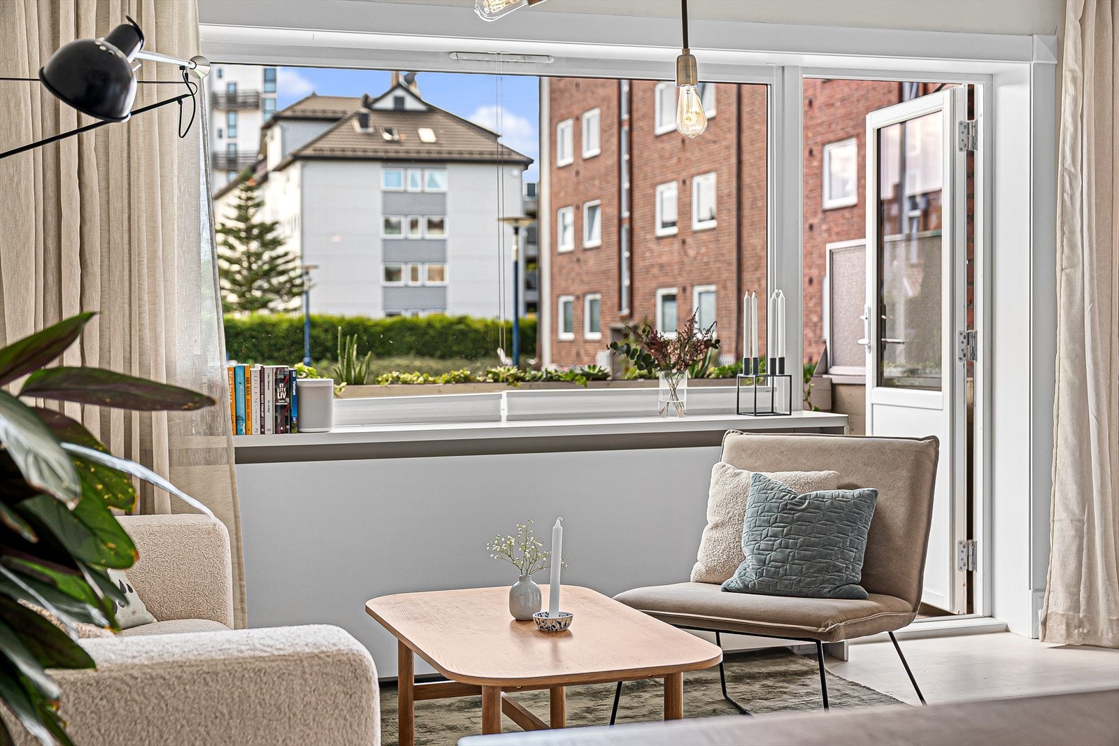 Fra stuen er det utgang til en koselig balkong Galleribilde