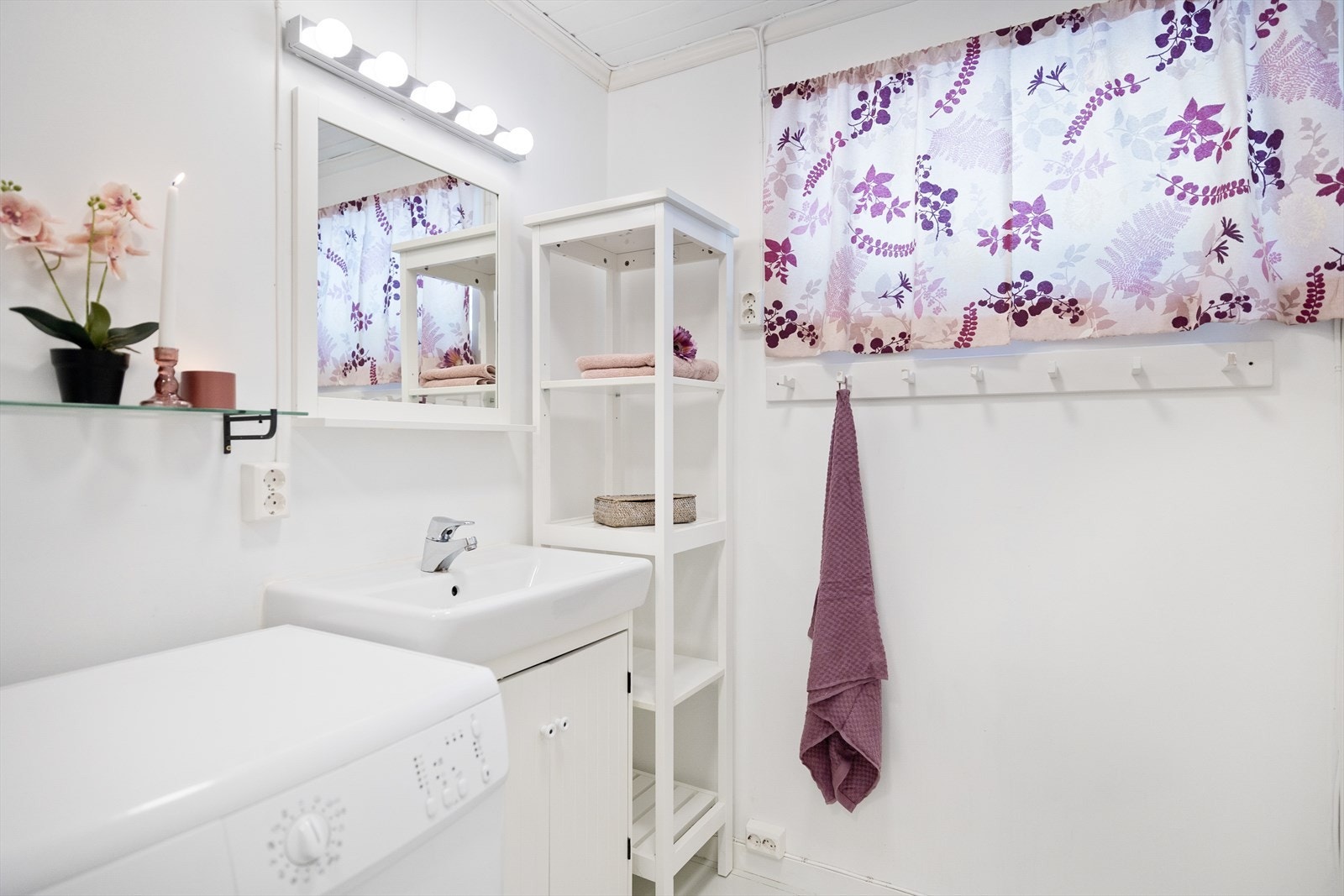 Badet er opprinnelig tegnet inn som en bod. Det er en stor vanntank på hytta som har blitt fylt opp manuelt. Galleribilde