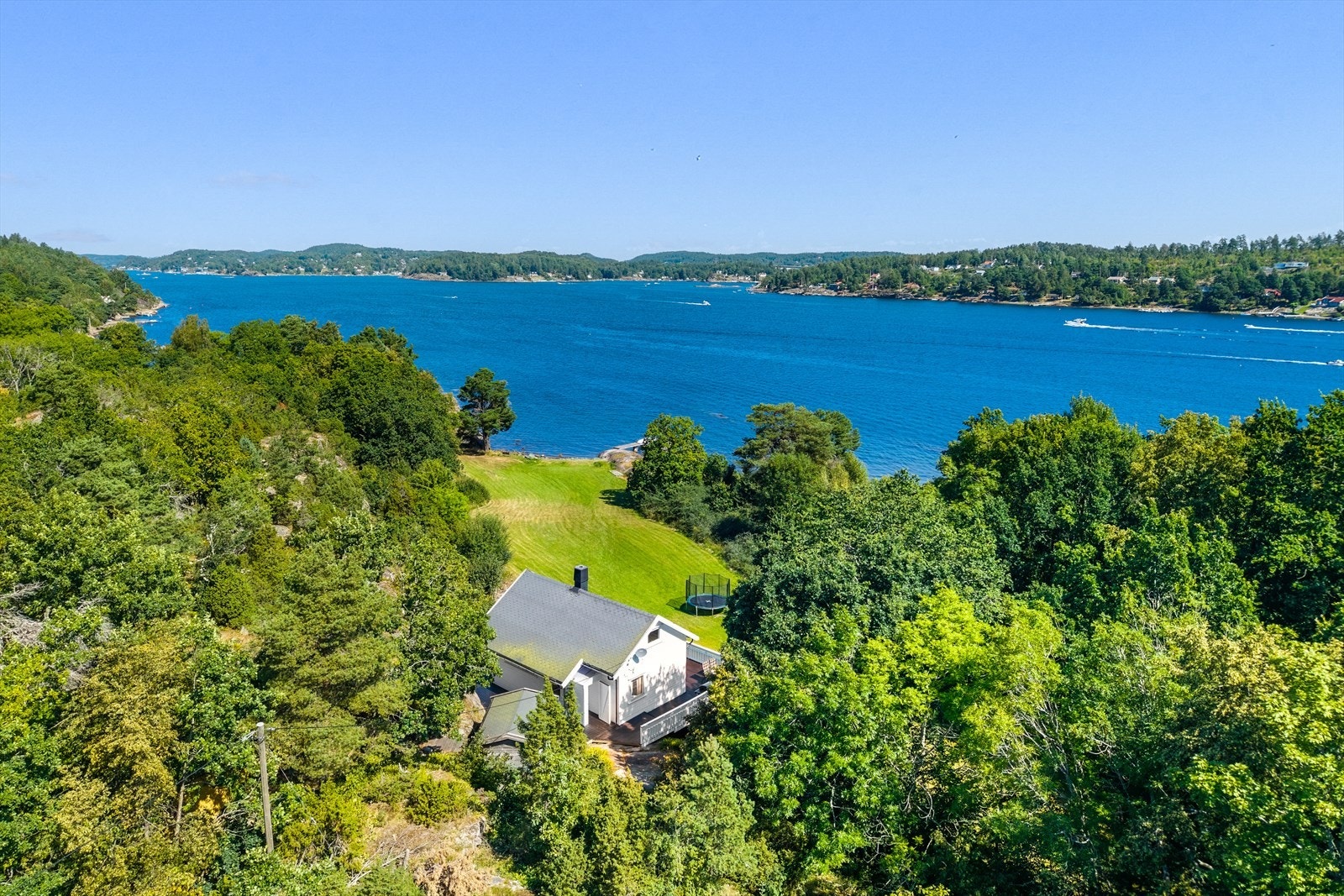 Rønningen 22 er et perfekt utgangspunkt for deg som ønsker en hytte på et stille og naturskjønt sted, men samtidig med kort vei til skjærgård og byliv. Galleribilde