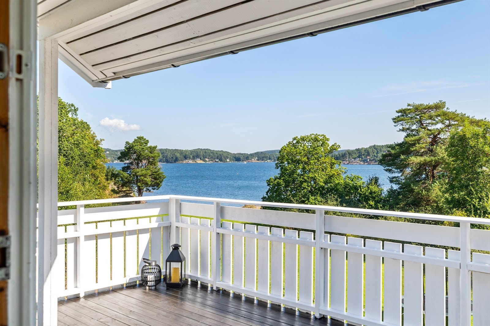 Fra terrassen kan man nyte sjøutsikten Galleribilde