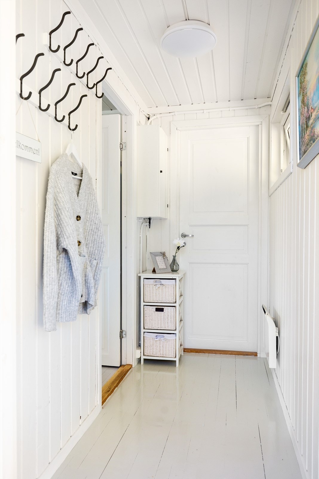 Gangen er lys med plass til å henge fra seg yttertøy Galleribilde