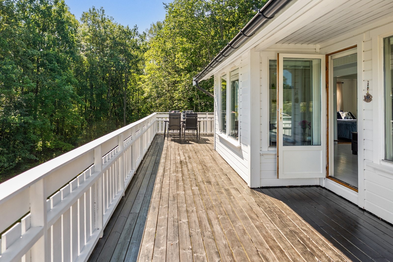 Hytten ligger usjenert til, så her man kan nyte roen og stillheten. Solrik tomt og terrasse Galleribilde