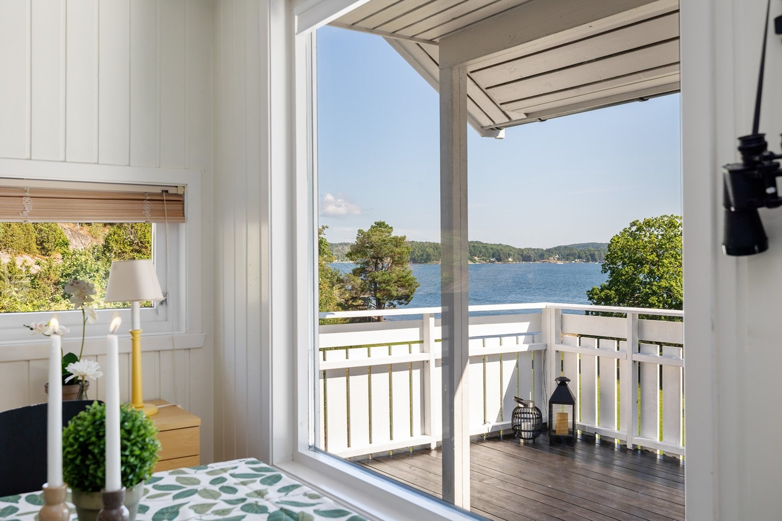 Eiendommen har mange kvaliteter og ligger naturskjønt til. Her kan du nyte sjøutsikt fra de fleste kriker og kroker Galleribilde