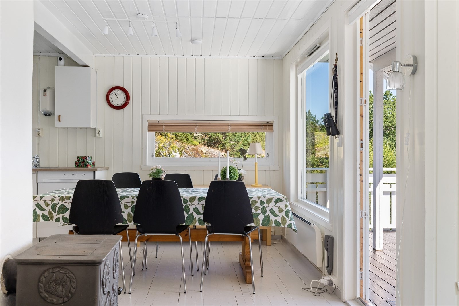 Stue og kjøkken er i en åpen løsning som sammen med de store vindusflatene gir et ytterligere åpent og romslig preg Galleribilde