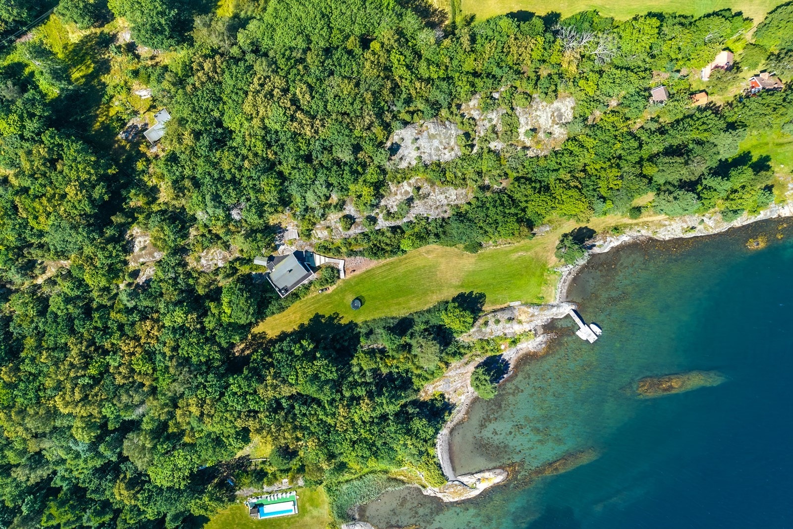 Det er enkel adkomst til fastlandet via ferge fra Tenvik eller Engø, og videre kort vei til Tønsberg, Nøtterøy og Tjøme. Galleribilde