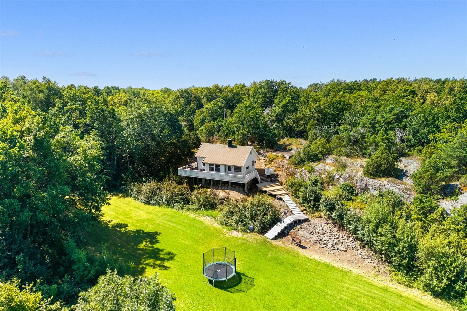 Eiendommen ligger idyllisk til på vakre Veierland - en av Oslofjordens mest sjarmerende bilfrie øyer. Galleribilde